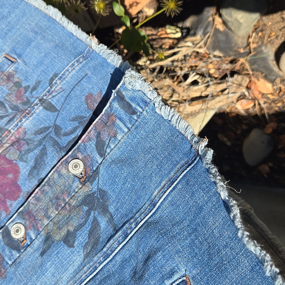 CHICOS Floral Denim Button Down Shacket  SZ 1              (MSTR C) - Picture 9 of 12